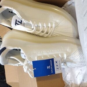 ~*~ TOPLIFE DESIGN White shoes size 8